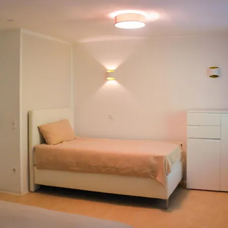 Chique Und Charme, Hochwertig, Ruhig Am Stadtrand, Kaminzimmer